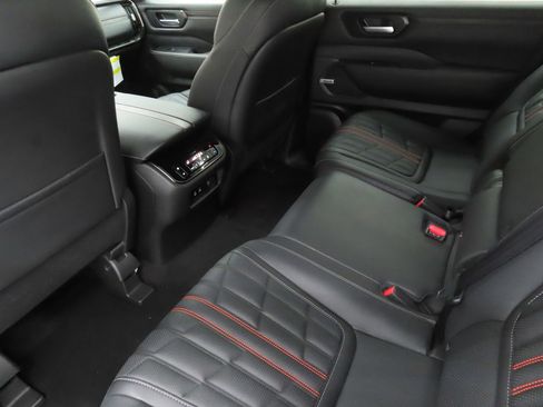 Used 2025 Nissan Armada PRO-4X image 21