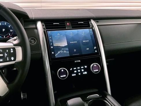 Certified 2025 Land Rover Discovery Dynamic SE image 5