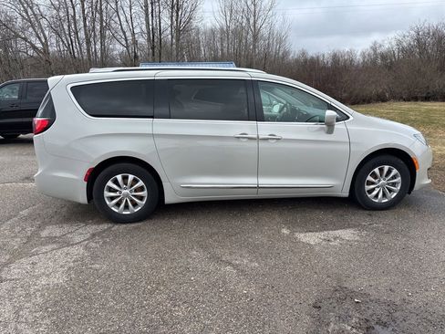 Used 2019 Chrysler Pacifica Touring-L image 5