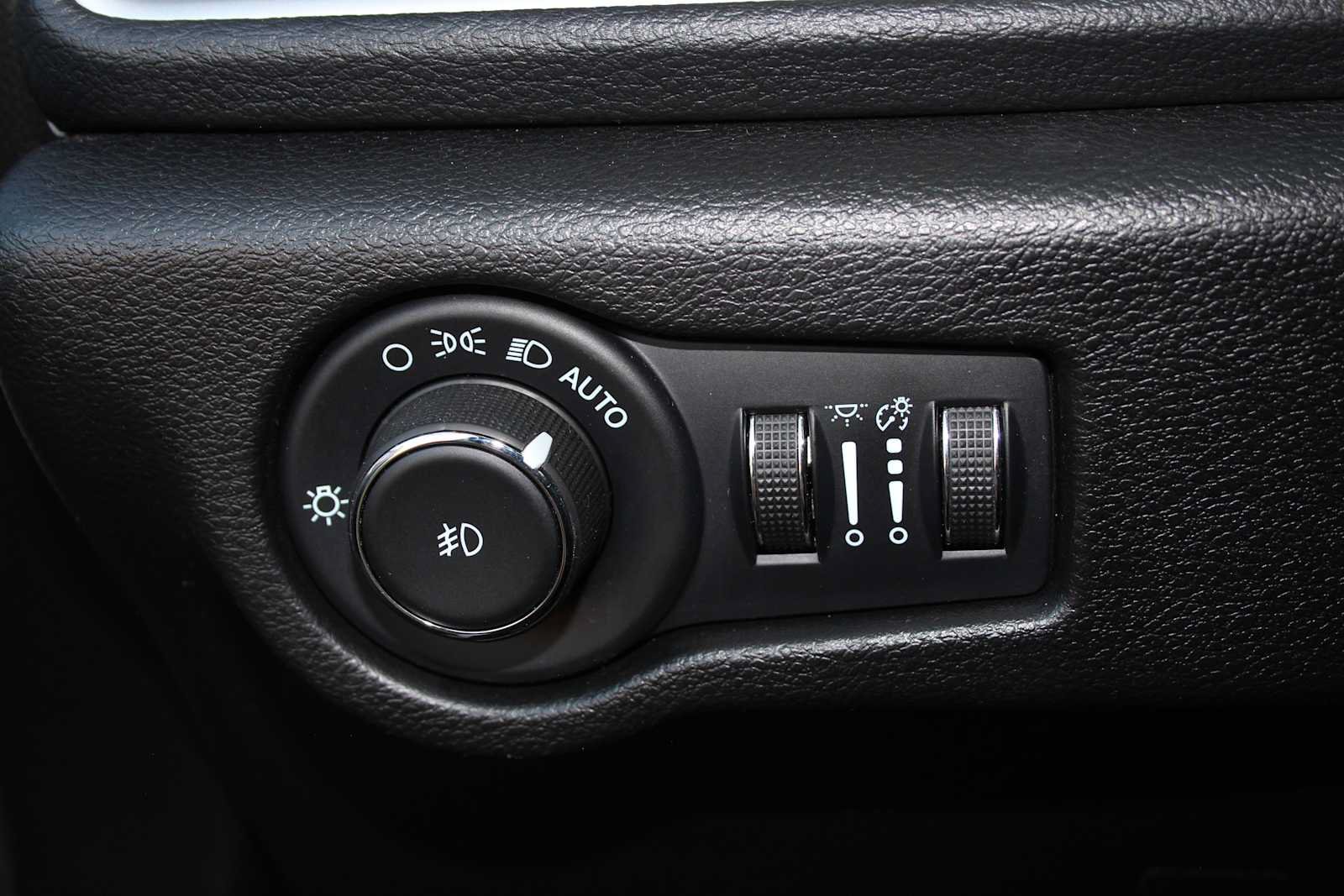 Used 2023 Chrysler Pacifica Touring FWD image 29