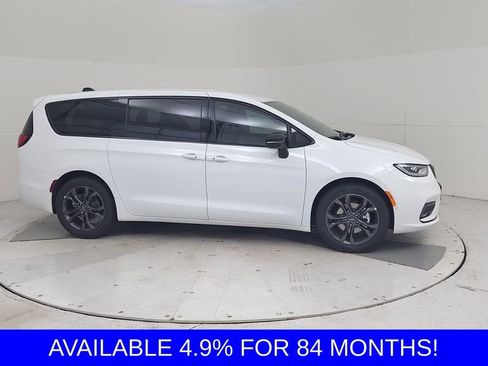 New 2026 Chrysler Pacifica Select image 17