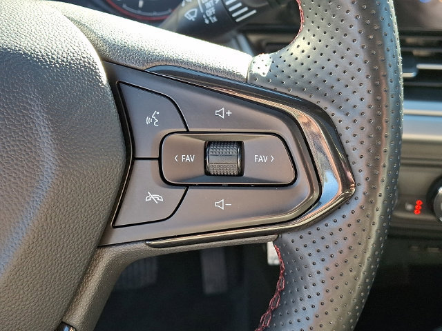 Used 2024 Chevrolet Trax RS w/ Sunroof Package FWD image 32