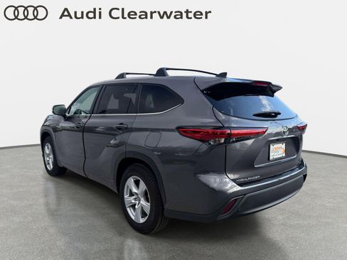 Used 2023 Toyota Highlander LE FWD image 3
