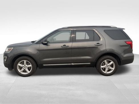 Used 2017 Ford Explorer XLT w/ Equipment Group 202A AWD/4WD image 4