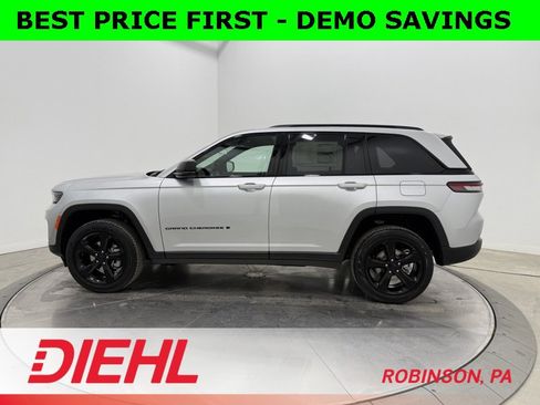 New 2025 Jeep Grand Cherokee Limited w/ Black Appearance Package image 4