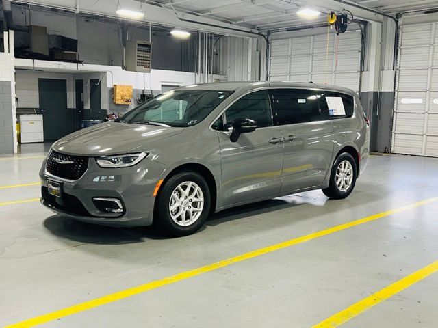 Used 2025 Chrysler Pacifica Select FWD image 15