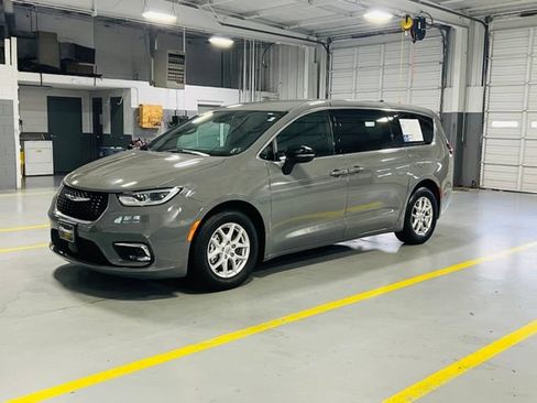 Used 2025 Chrysler Pacifica Select FWD image 15