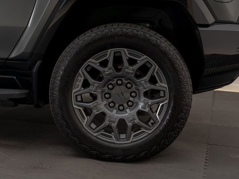 Used 2024 GMC Hummer EV 3X image 43