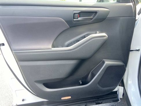Used 2023 Toyota Highlander LE FWD image 22