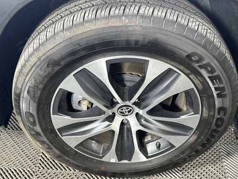 Used 2026 Toyota Highlander XLE AWD/4WD image 10