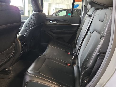 Used 2023 Jeep Grand Cherokee Limited w/ Black Appearance Package AWD/4WD image 6
