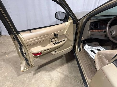 Used 2000 Ford Crown Victoria LX RWD image 2