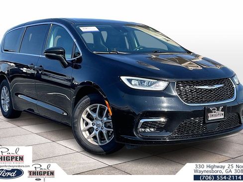 Used 2024 Chrysler Pacifica Touring-L image 1