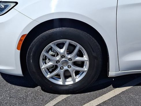 Used 2022 Chrysler Pacifica Touring-L FWD image 8