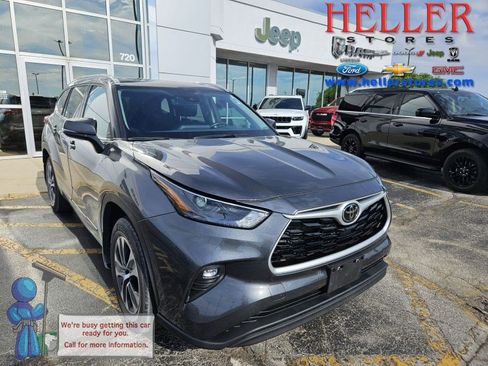 Used 2022 Toyota Highlander XLE AWD/4WD image 1