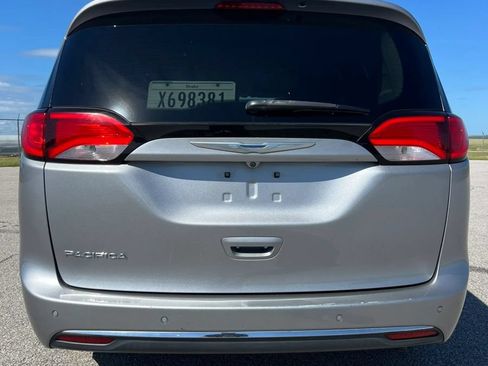 Used 2017 Chrysler Pacifica Touring-L FWD image 6