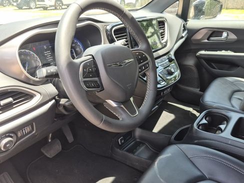 Used 2025 Chrysler Pacifica Select FWD image 7