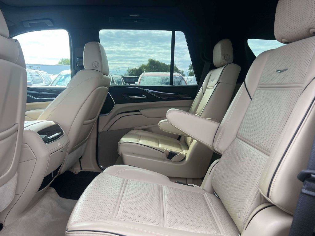 Used 2021 Cadillac Escalade Premium Luxury AWD/4WD image 13