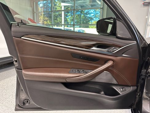 Used 2018 BMW M550i xDrive image 16