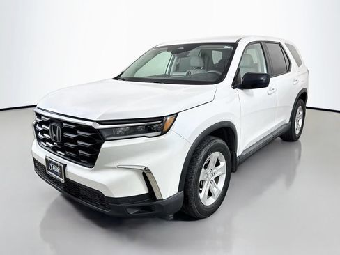 Used 2023 Honda Pilot LX image 3