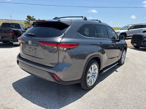 Used 2022 Toyota Highlander Limited FWD image 6