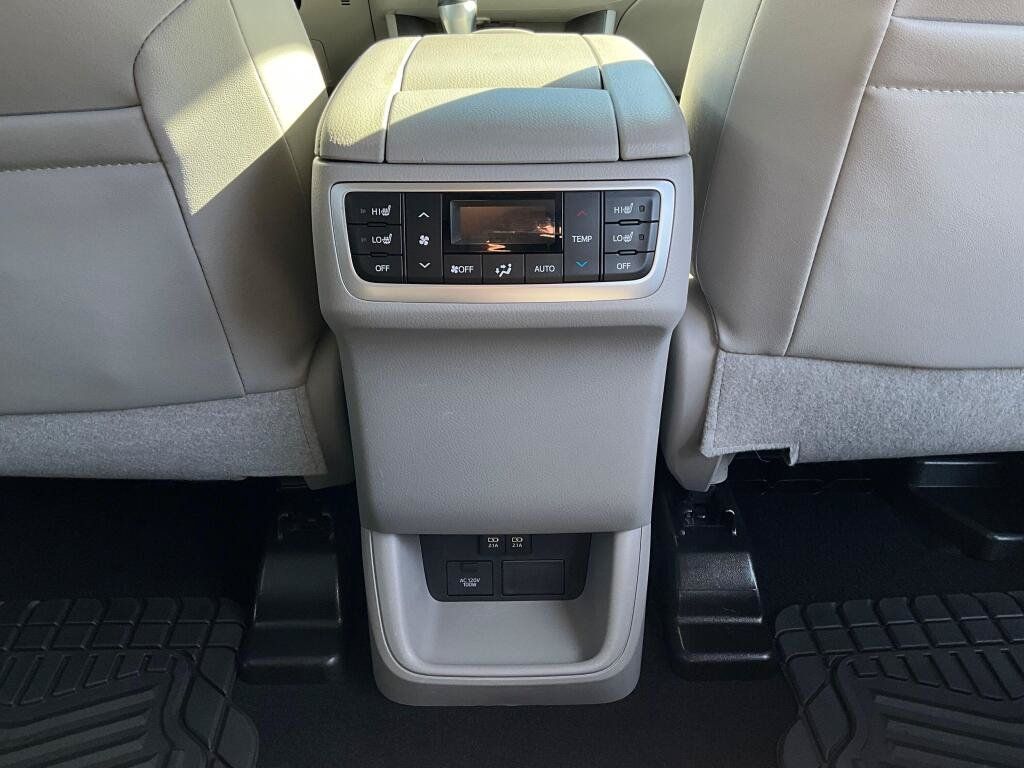 Used 2019 Toyota Highlander Limited Platinum AWD/4WD image 16