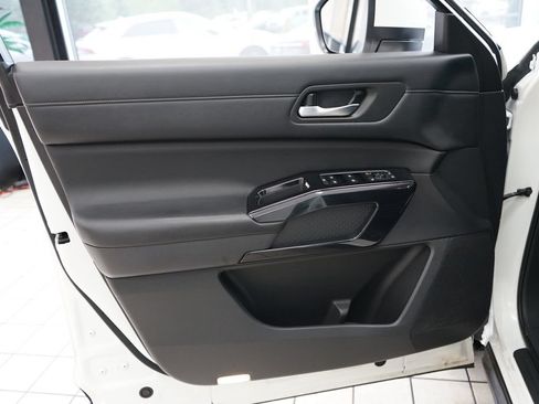 Used 2022 Nissan Pathfinder SV AWD/4WD image 23