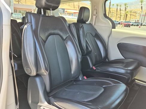 Used 2022 Chrysler Pacifica Touring-L FWD image 16