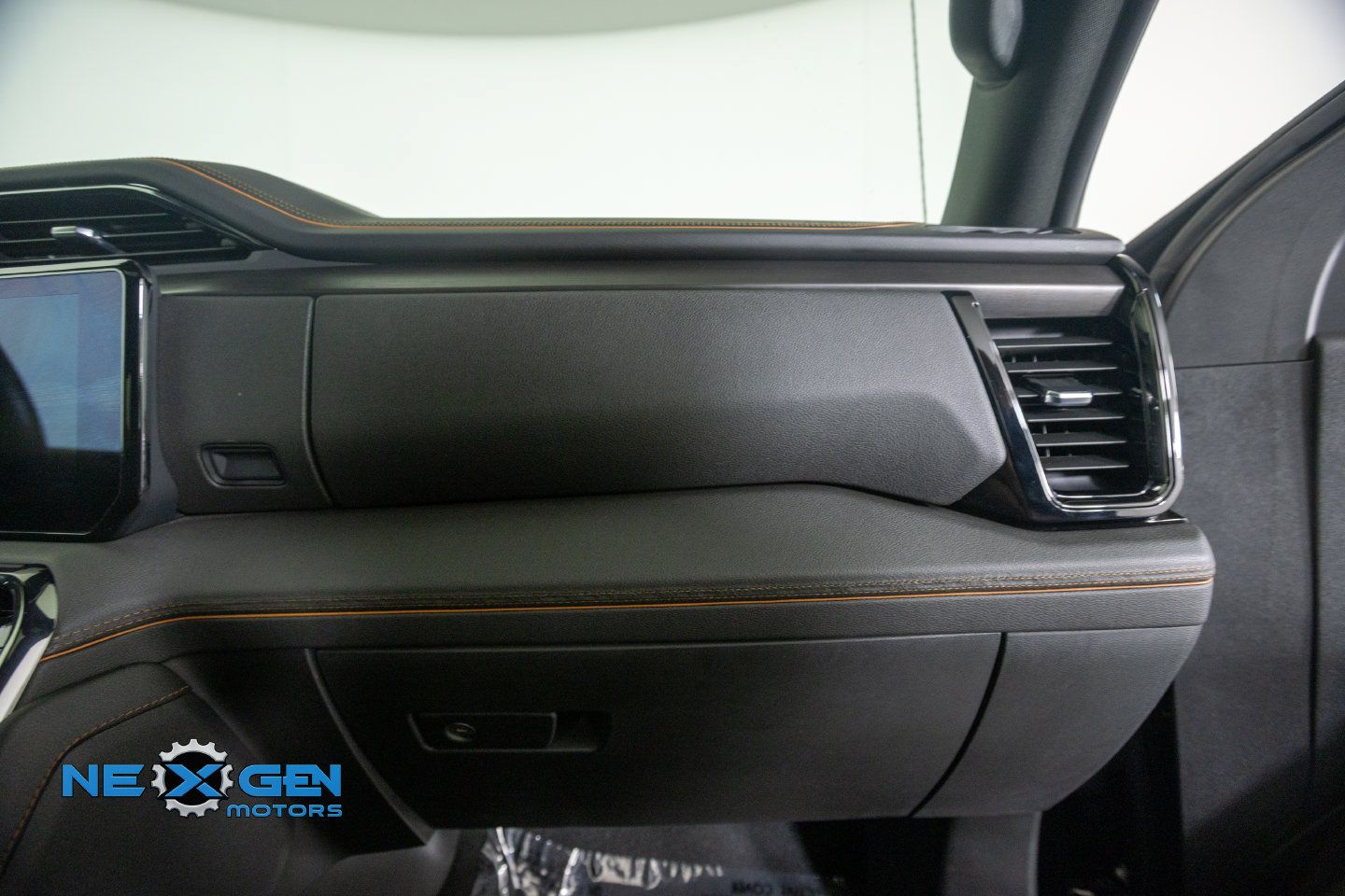 Used 2022 GMC Sierra 1500 AT4 w/ AT4 Premium Package AWD/4WD image 9