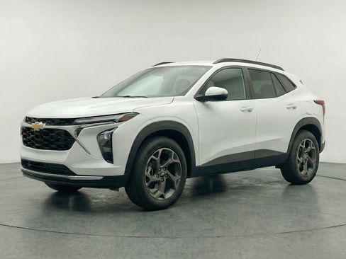 Used 2025 Chevrolet Trax LT FWD image 3