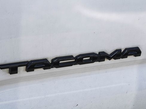 Used 2021 Toyota Tacoma SR5 AWD/4WD image 14