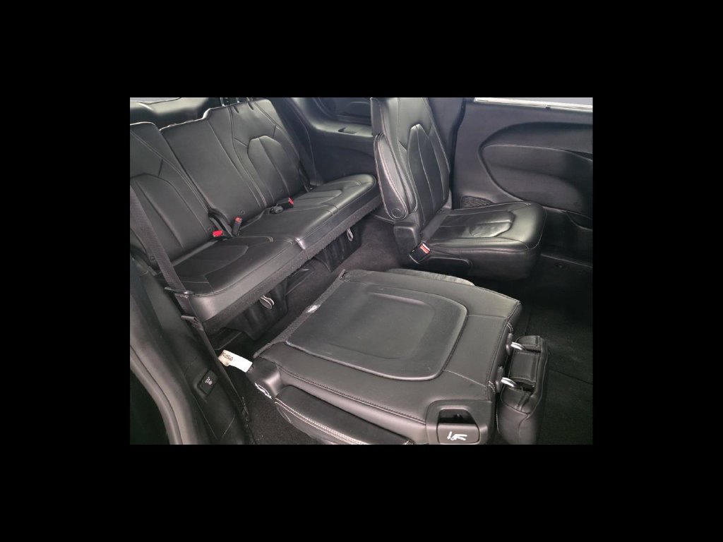 Used 2018 Chrysler Pacifica Touring-L Plus FWD image 19