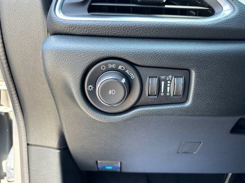 Used 2025 Chrysler Pacifica Limited FWD image 31
