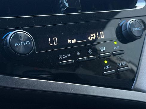 Used 2022 Toyota Camry SE image 19