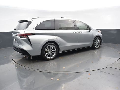 Used 2023 Toyota Sienna Platinum image 6