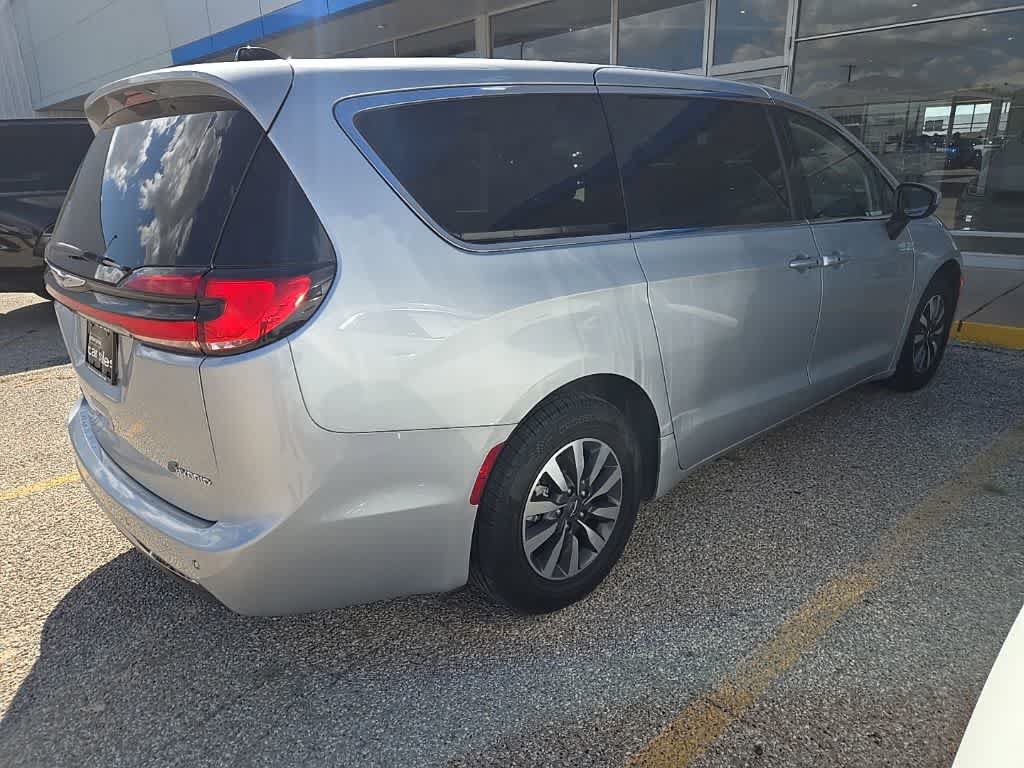 Used 2023 Chrysler Pacifica Touring-L FWD image 3