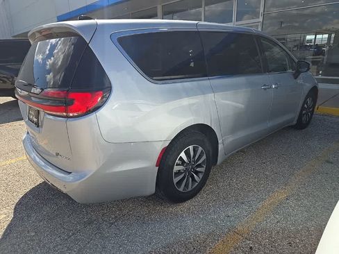Used 2023 Chrysler Pacifica Touring-L FWD image 3