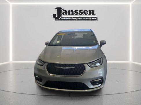 Used 2023 Chrysler Pacifica Touring-L FWD image 7