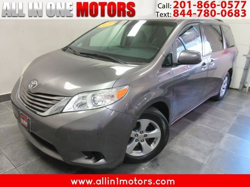 Used 2017 Toyota Sienna LE FWD image 1