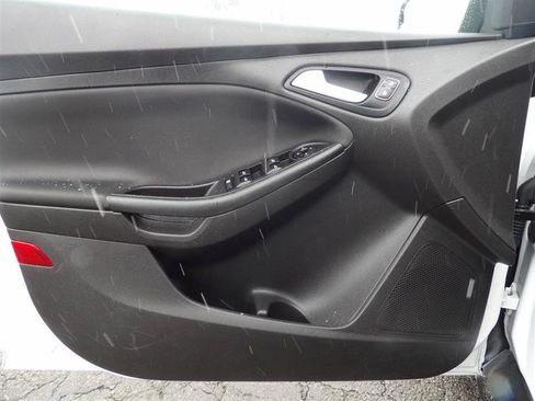 Used 2017 Ford Focus SE w/ Cold Weather Package FWD image 17