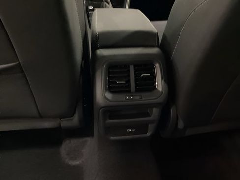 Certified 2025 Volkswagen Taos SE AWD/4WD image 12