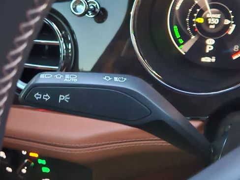 Used 2023 Bentley Bentayga Plug-In Hybrid image 29