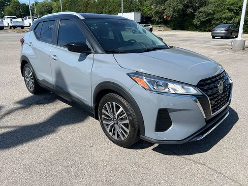Used 2021 Nissan Kicks SV FWD image 2