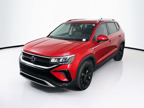 Used 2023 Volkswagen Taos SE w/ Panoramic Sunroof Package image 3