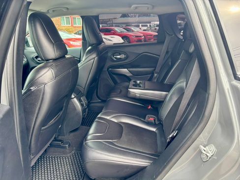 Used 2019 Jeep Cherokee Latitude Plus w/ Comfort/Convenience Group image 14