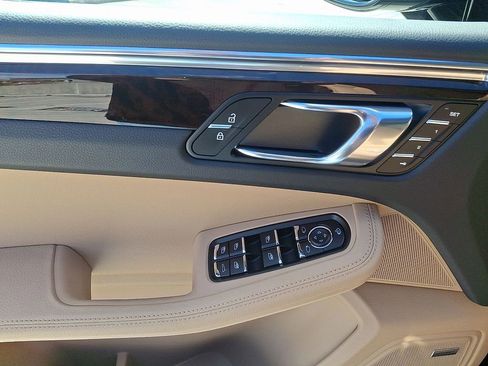 Used 2025 Porsche Macan image 14