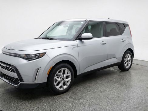 Used 2025 Kia Soul LX w/ LX Technology Package image 3