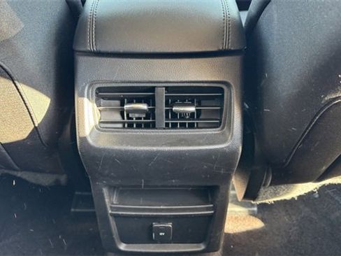 Used 2017 Ford Edge SE image 16