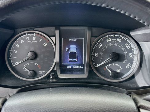 Used 2017 Toyota Tacoma TRD Off-Road w/ Premium & Technology Package AWD/4WD image 12