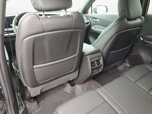 Used 2025 Cadillac XT4 Premium Luxury image 13